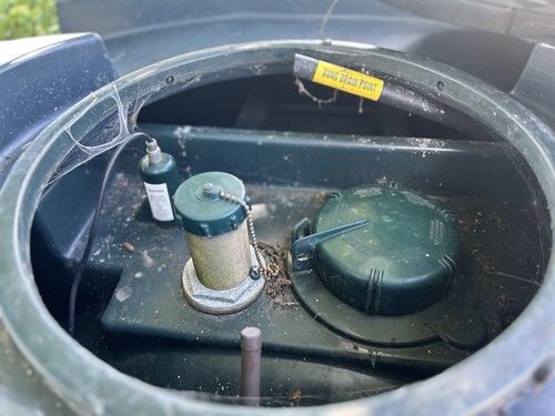 Oil storage tank with - tank, locking